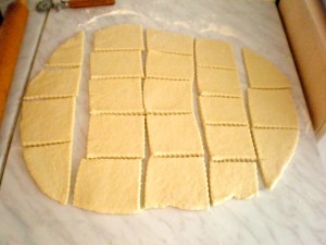 Krumpirovo tijesto razvaljati izrezati na kocke