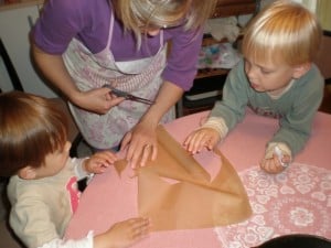 Prije svega treba izrezati papir za pečenje u krug!