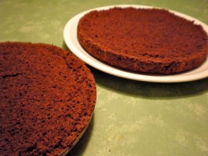 Pečeni biskvit prerezati na pola...