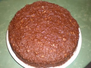 Pa nadjenuti tortu kremom i premazati ju cijelu kremom.