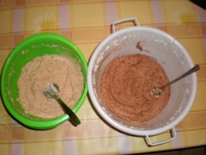 Od kuhanog krumpira napraviti dvije kreme - jednu s orasima, drugu s čokoladom.