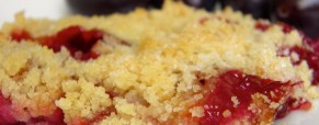 Crumble sa šljivama i kruškama