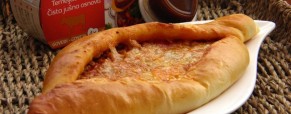 Pide turska pizza s mljevenim mesom