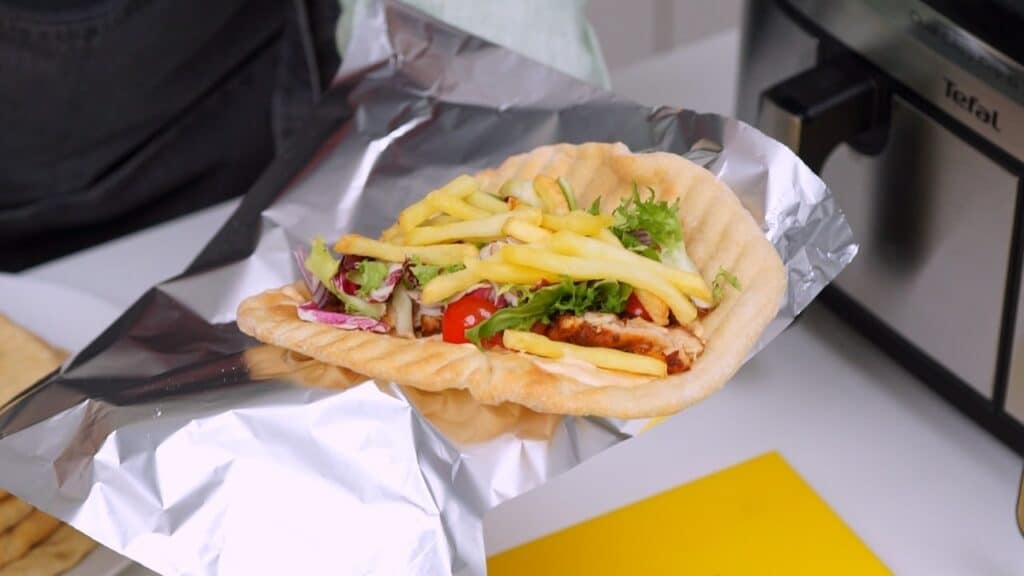 Pileći gyros sastaviti od svih sastojaka i zamotati u foliju...
