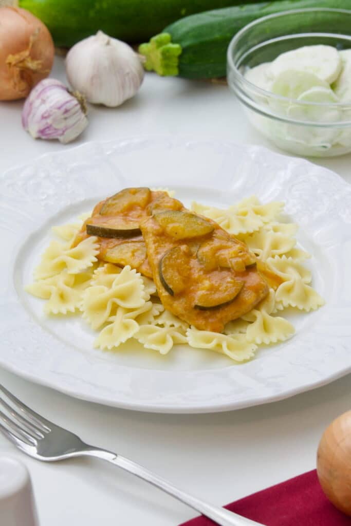 Odresci sa češnjakom u crvenom umaku