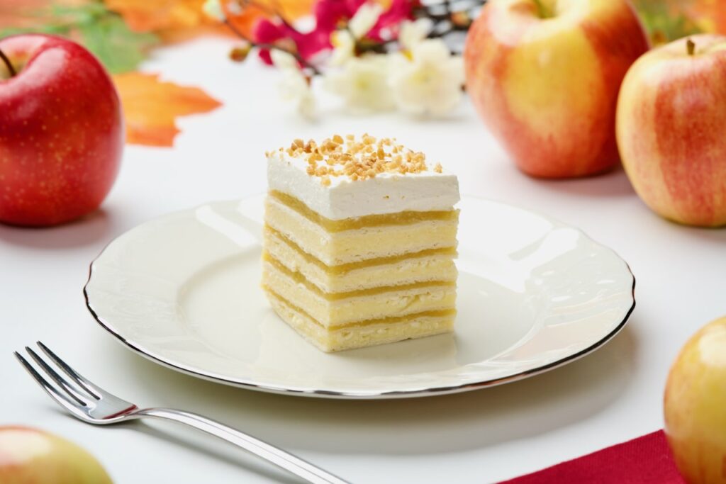 Kremasti kolač s jabukama i rozen korama