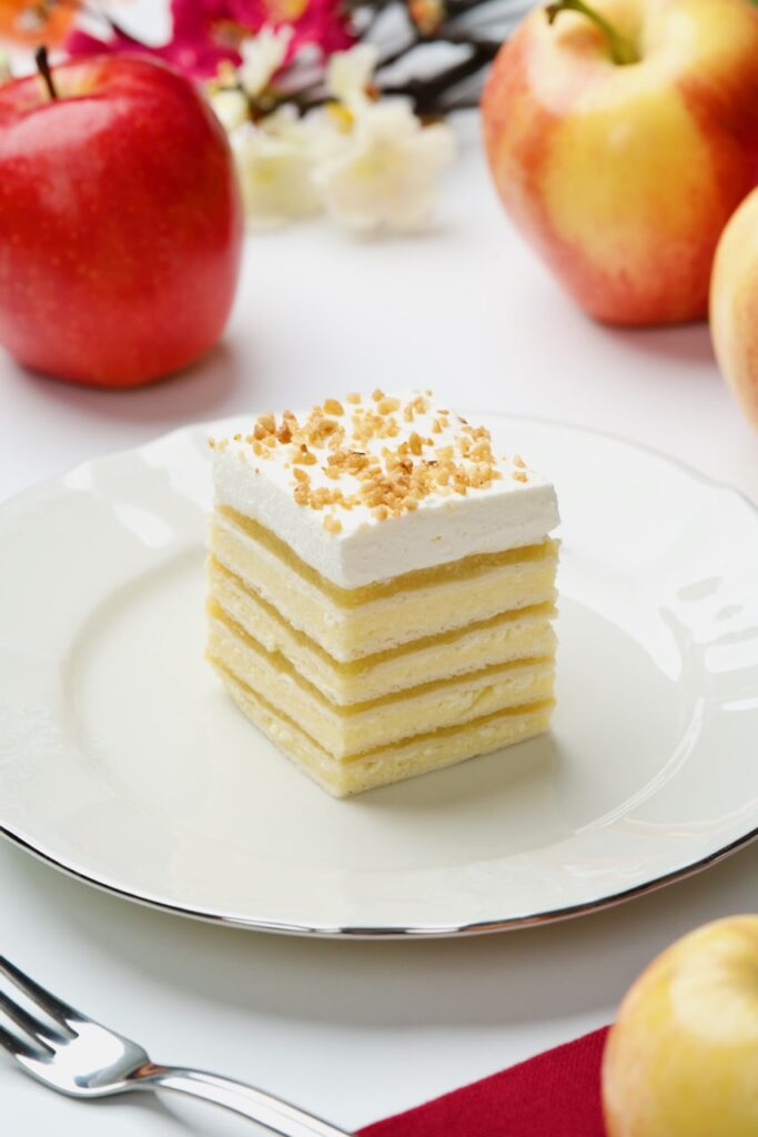 Kremasti kolač s jabukama i rozen korama bez pečenja