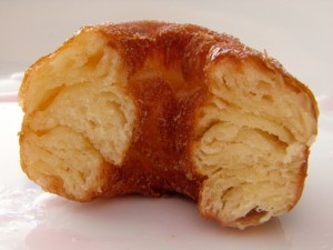 Prikaz cronut krafne u presjeku