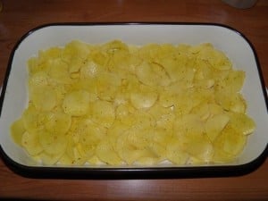 Složiti prvo red krumpira Složenac od riže - postupak slaganja složenca 1. korak