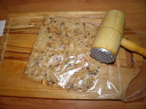 Pevo izmrviti kekse za podlogu ovako... Prvi korak u izradi podloge - mrvljenje keksa