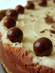 Ukrašena čokoladna torta Čokoladna torta spremna za serviranje