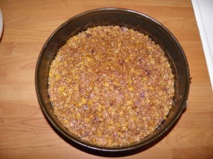 Zatim kekse utiskati na podlogu i poravnati Prikaz izrade podloge za tortu