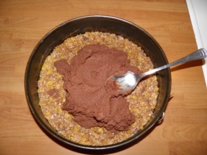 Na podlogu zatim nanositi prvu tamnu kremu... Prvo na podlogu treba nanijeti tamnu kremu