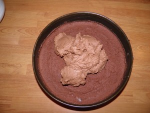 …zatim kremu od mliječne čokolade... Nakon tamne slijedi nanošenje sloja od mliječne čokolade