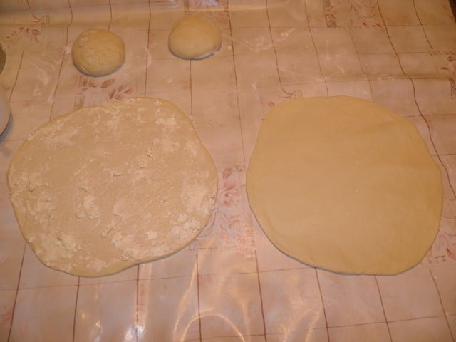 Podijeliti tijesto na 4 dijela pa svaki razvaljati u krug žu žu pogača - 1. korak izrade