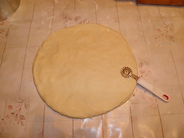 Na kraju sve izrezati valjčićem za tijesto žu žu pogača - 5. korak izrade