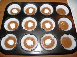 Puniti kalupe prvo smjesom, pa nadjevom pa sve opet prekriti smjesom Čokoladni muffini s kokosom - prvi korak izrade