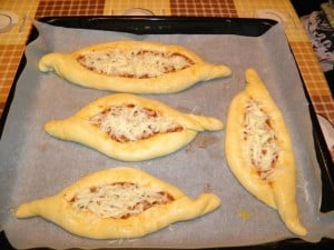 Pide - turska pizza spremna za pečenje