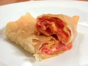 Pizza burek serviran