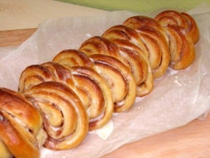 Cinnamon rolls pecivo - kao pletenica