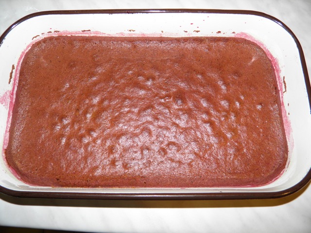 Najprije ispeći biskvit i preliti ga sokom od višanja Kolač od kestena - pečeni biskvit