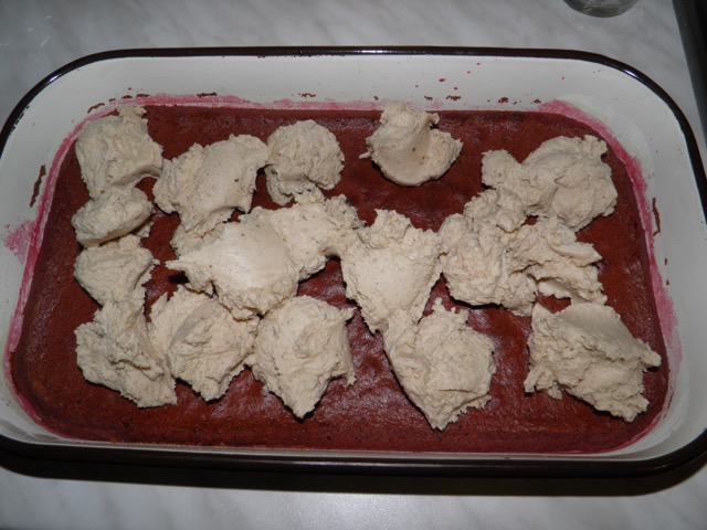 Potom na biskvit nanijeti kremu od kestena Kolač od kestena drugi korak - nanošenje kesten kreme