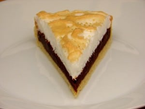 Čokoladni meringue tart - komadić na tanjuru