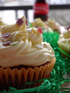 Šareni cupcake i coca-cola