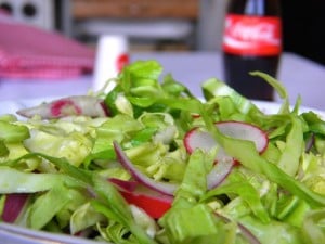 Šarena proljetna salata i coca-cola