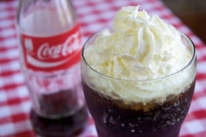 Dodati na vrh slatko vrhnje i vaš Coke Float je spreman!