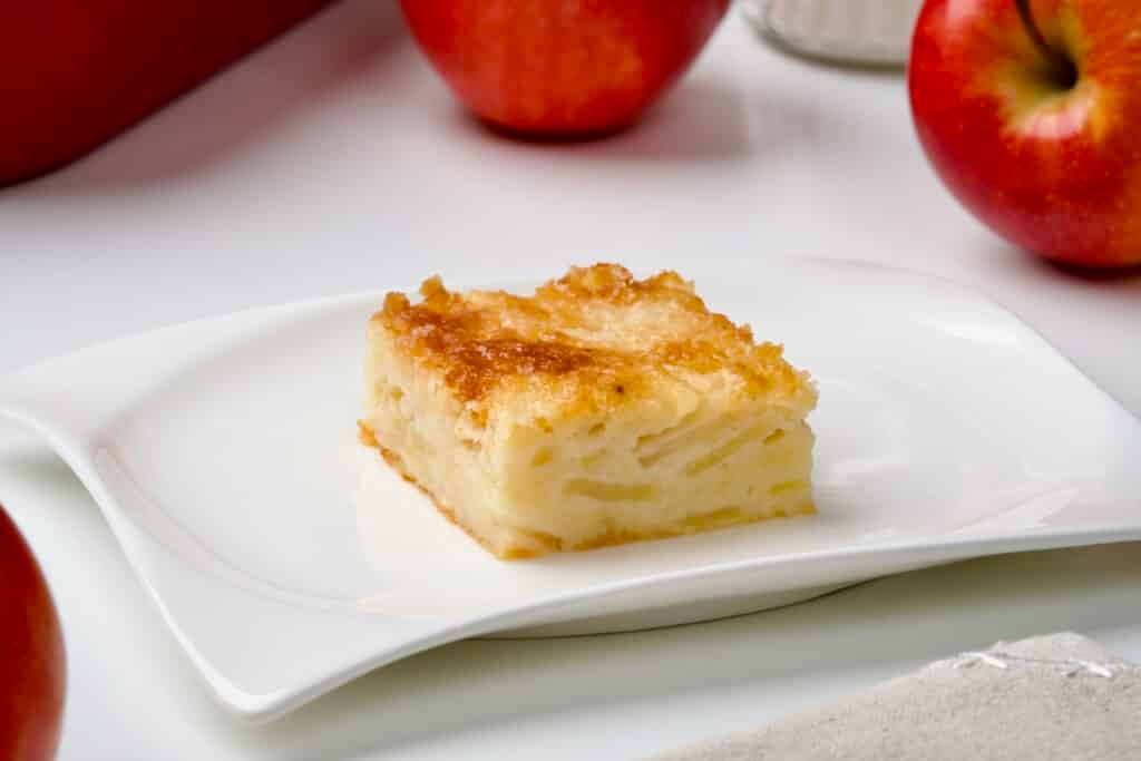 Jogurt kolač s jabukama