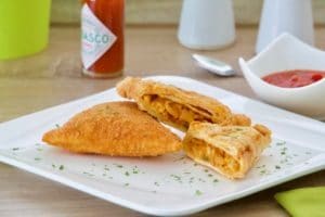 Samosa od tortilja sa piletinom