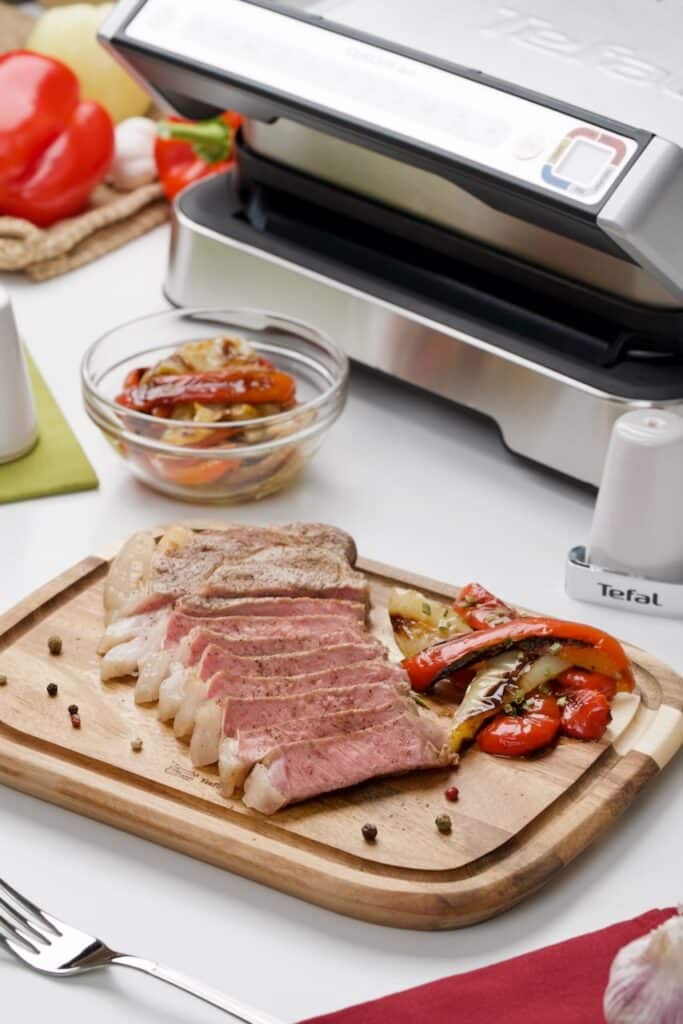 Grilani ramstek sa mariniranim paprikama
