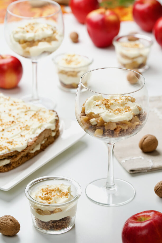 Kolač s jabukama, orasima i cheesecake kremom