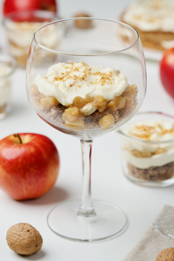 Desert u čaši - kolač s jabukama, orasima i cheesecake kremom