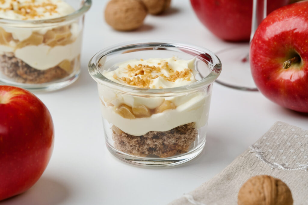 Desert u čaši - kolač s jabukama, orasima i cheesecake kremom