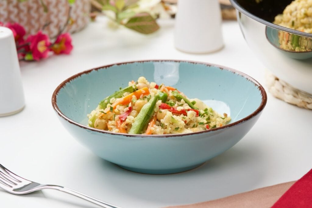 Topla salata sa bulgurom, kvinojom, slanutkom i povrćem