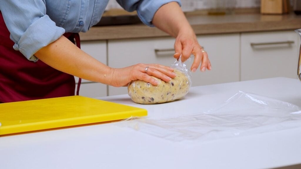 Keksi sa marcipanom i brusnicama moraju se ohladiti prije izrade