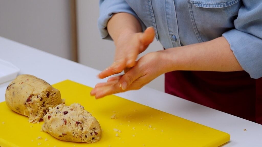 Izrada kuglica od tijesta za kekse sa marcipanom i brusnicama