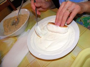 Umakati pečene buhtle najprije u kiselo vrhnje