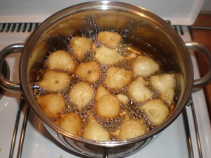 Prženje fritula u vrućem ulju