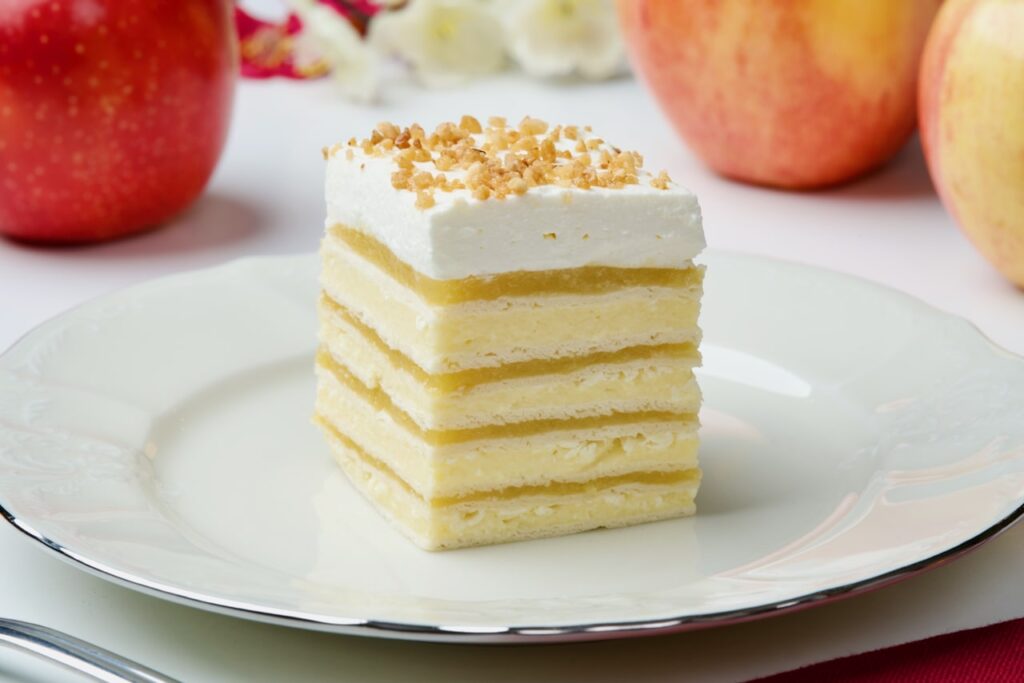 Kremasti kolač s jabukama i rozen korama