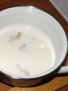 Fotografija topljenja kvasca u toplom mlijeku sa malo šećera