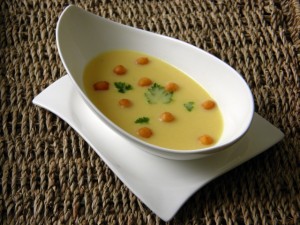 Gusta juha od povrća u tanjuru poslužena!