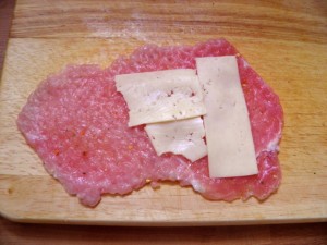 Na dobro izlupan odrezak položiti komade sira... Punjena vješalica - prvi korak izrade.