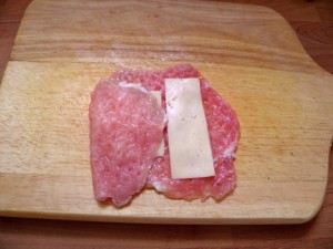 Sada odrezak preklopiti kako bi sir ostao unutra Punjena vješalica - drugi korak izrade