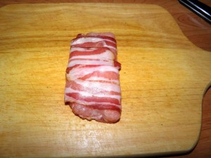 Na kraju sve lijepo omotati šnitama pancete... Punjena vješalica - četvrti korak izrade