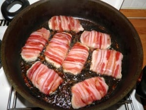 Na vrućem ulju pržiti vješalice s jedne pa zatim i sa druge strane Prikaz prženja vješalica