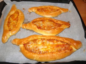 Fotografija prikazuje pečene Pide - turske pizze