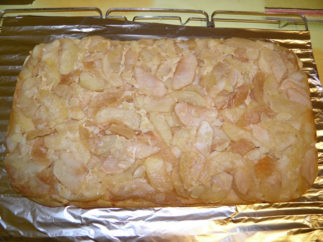 4. korak izrade - preokrenuti kolač s jabukama